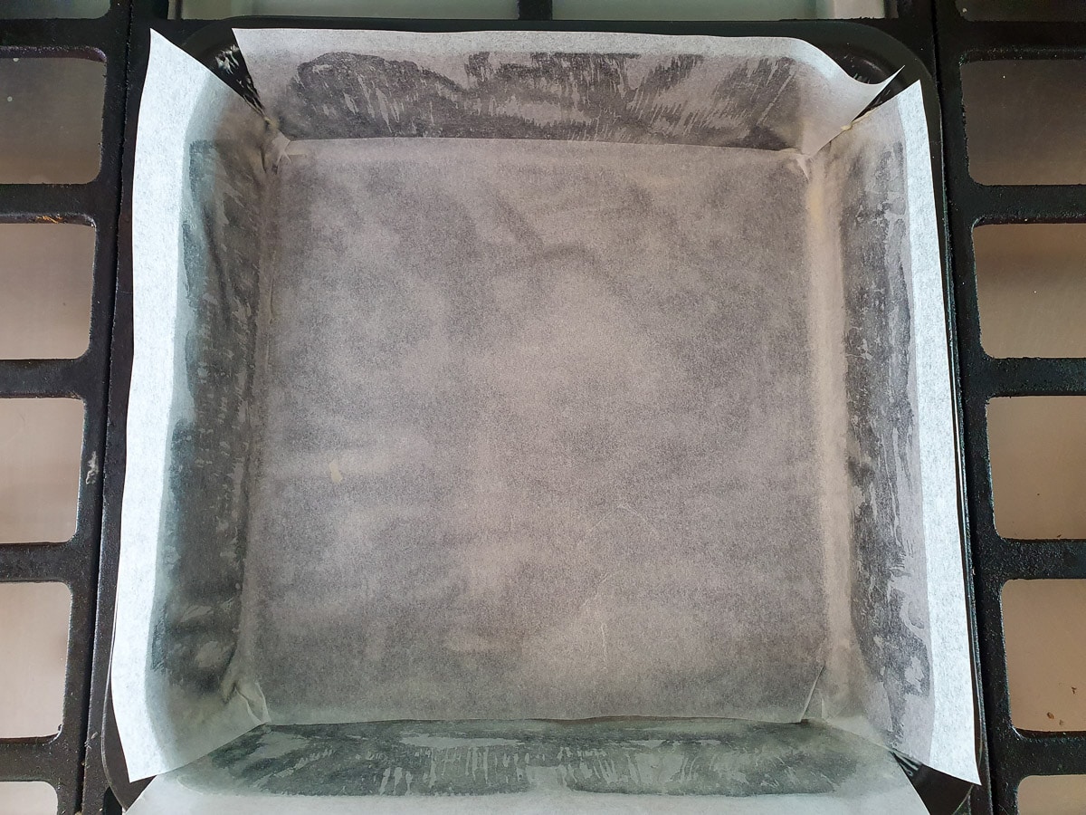 Baking tin lined with butter and baking paper